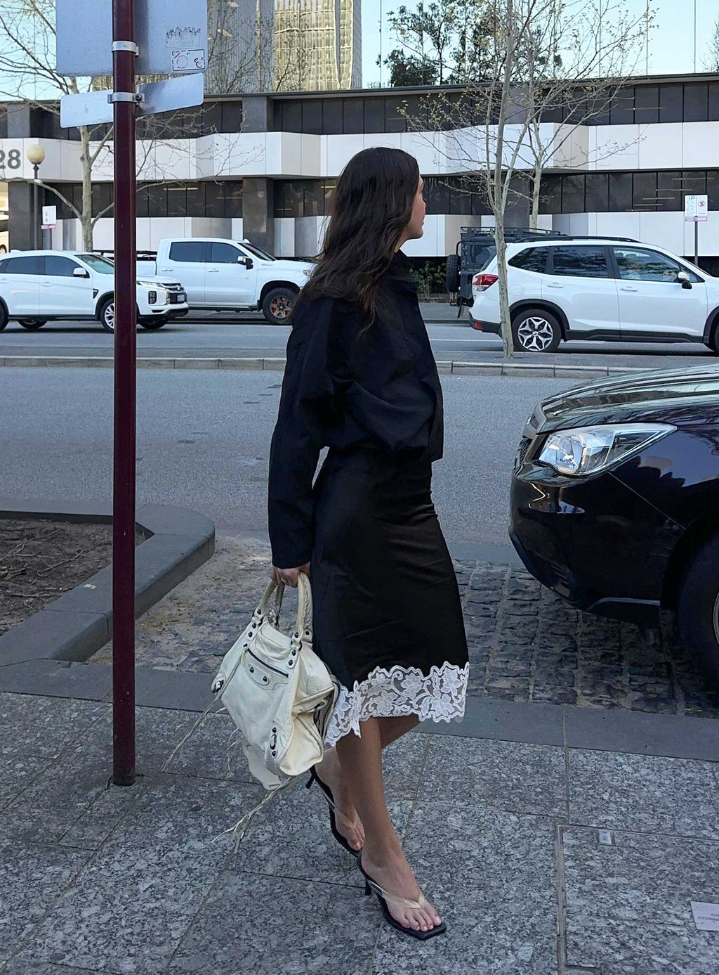 Women's Anchored Midi Skirt Noir | Midi skirt in satin fabric with lace-trim detail 7
