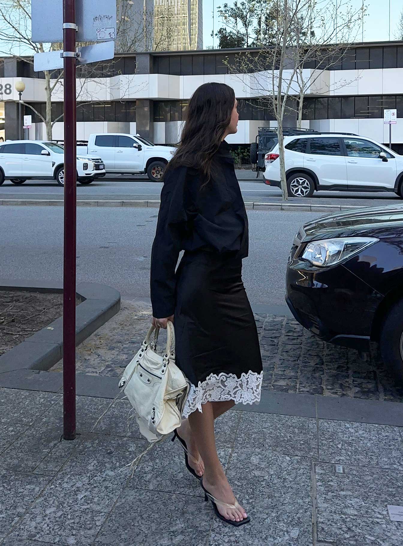 Women's Anchored Midi Skirt Noir | Midi skirt in satin fabric with lace-trim detail 7