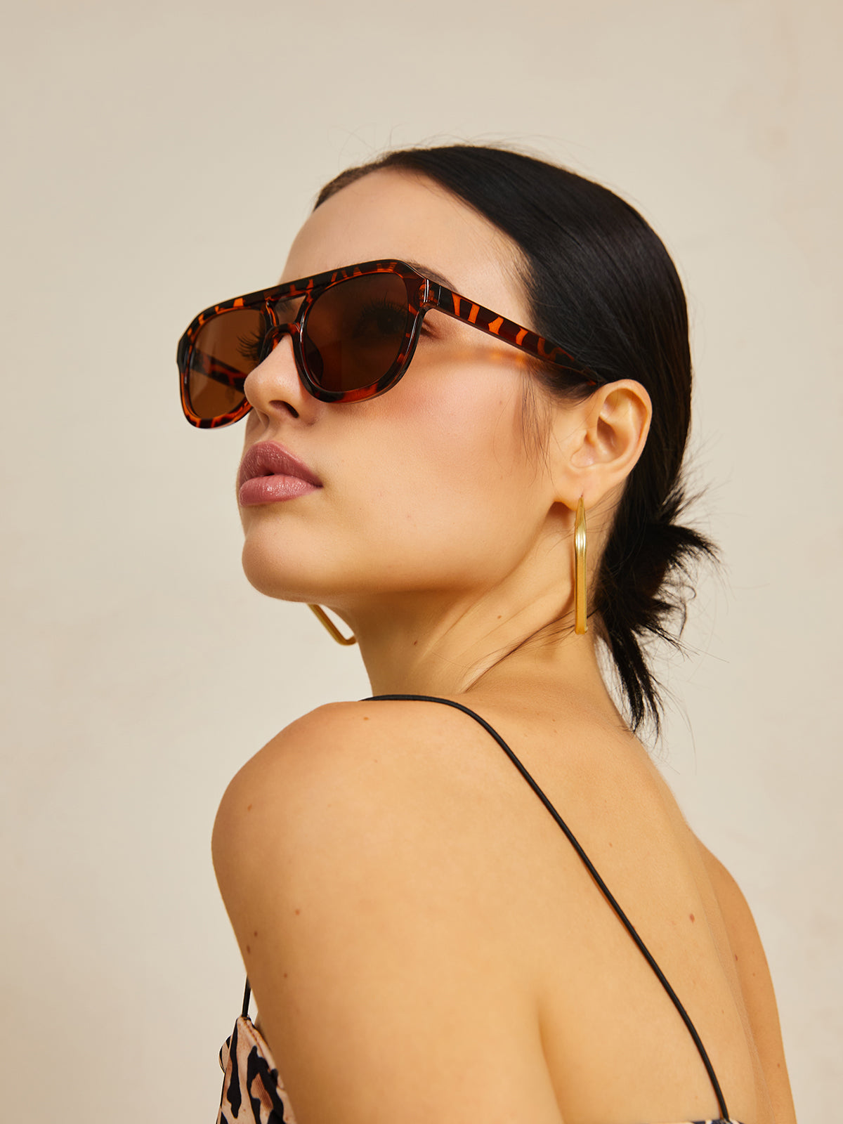 Chic Leopard Pattern Sunglasses with UV400 Protection | Lightweight Design for Stylish Eye Safety 1