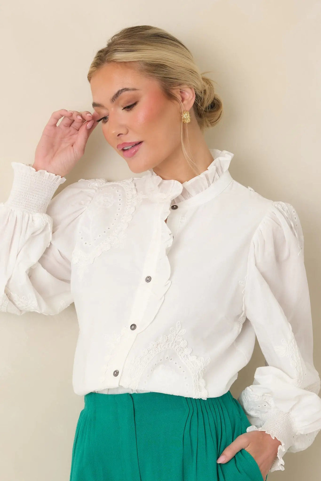 Women's Everyday Moments Kelly Green Linen Blend High Waisted Shorts | 70% Viscose & 30% Linen 2