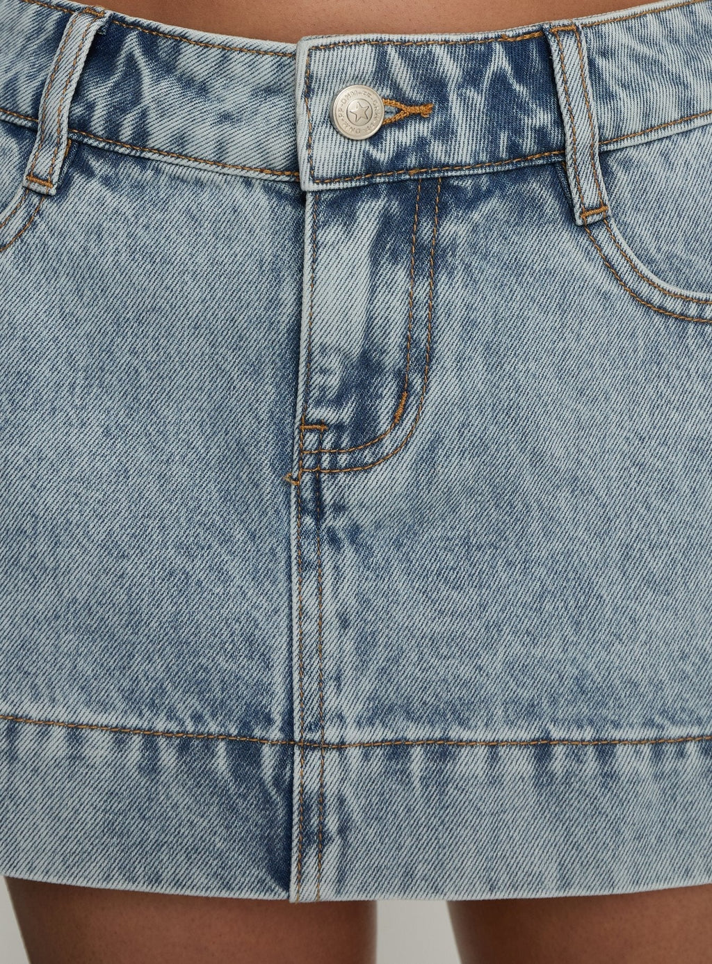 Women's Warna Low Rise Denim Mini Skirt Light Blue Wash | Denim mini skirt in a low-rise fit 4